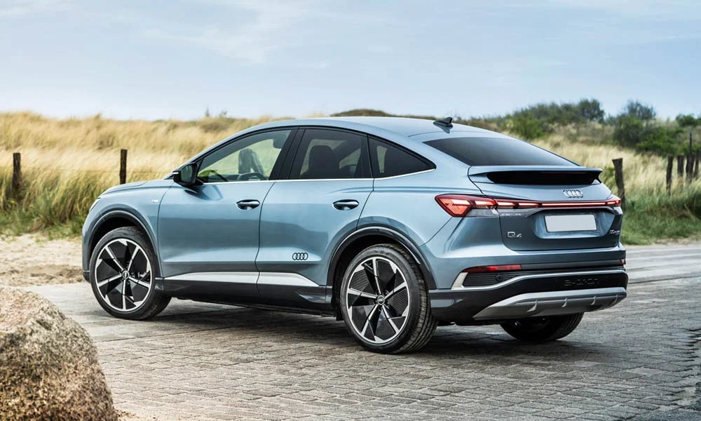 Audi Q4 e-tron Sportback (2024) — вид сзади, фото 2