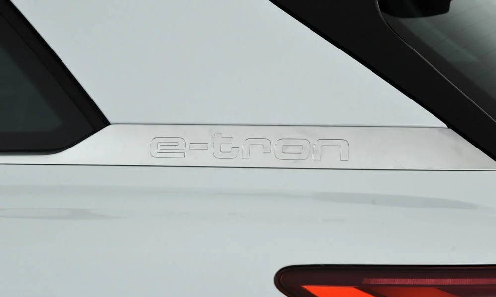 Фото Audi Q5 e-tron (2024) — экстерьер. Фрагмент кузова: фактура и исполнение детали. Культура сборки читается по стыкам и зазорам панелей Audi Q5 e-tron (2024) — экстерьер