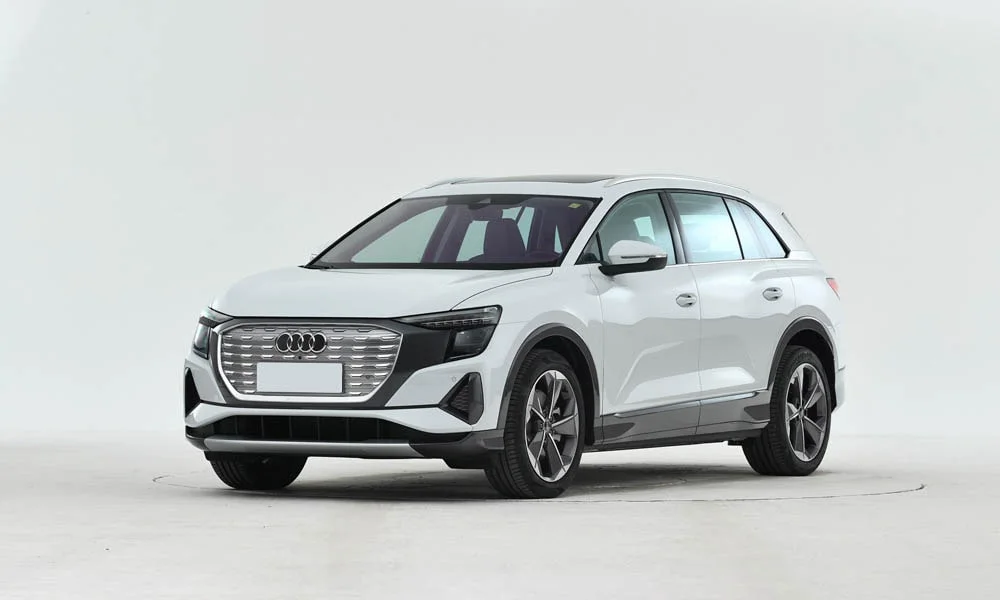Фото Audi Q5 e-tron (2024) — вид спереди, фото 4. Анфас: пропорции капота, посадка кузова и графика ходовых огней. Рисунок ходовых огней — подпись модели, по нему её узнают в потоке Audi Q5 e-tron (2024) — вид спереди, фото 4