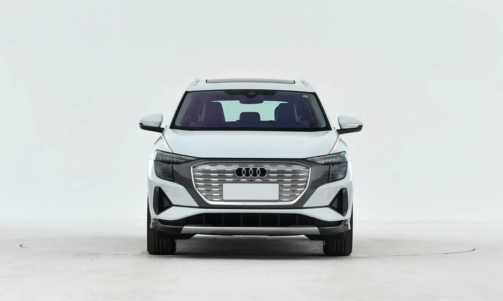 Фото Audi Q5 e-tron (2024) — вид спереди, фото 5. Анфас: пропорции капота, посадка кузова и графика ходовых огней. Рисунок ходовых огней — подпись модели, по нему её узнают в потоке Audi Q5 e-tron (2024) — вид спереди, фото 5