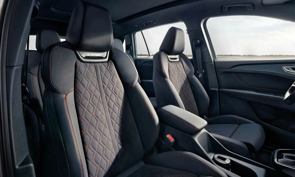 Фото Audi Q5 e-tron (2024) — передние сиденья. Профиль кресел: боковая поддержка и подголовники. Регулировки с памятью возвращают кресло под водителя одним нажатием — у версий с электроприводом Audi Q5 e-tron (2024) — передние сиденья