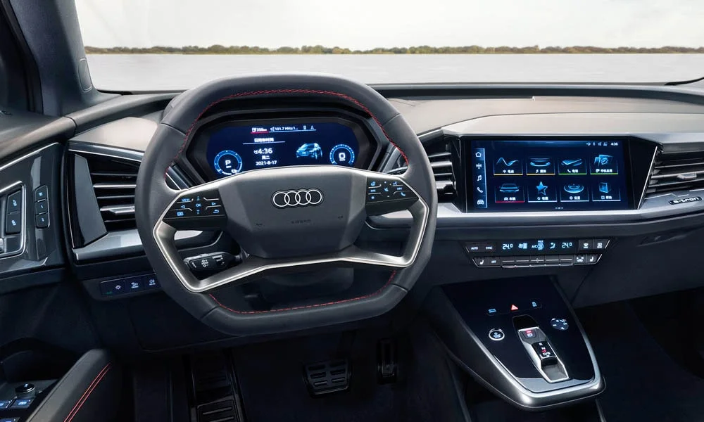 Фото Audi Q5 e-tron (2024) — приборная панель. Скорость, запас хода и подсказки ассистентов перед глазами. Компоновка приборов настраивается в меню у большинства версий Audi Q5 e-tron (2024) — приборная панель