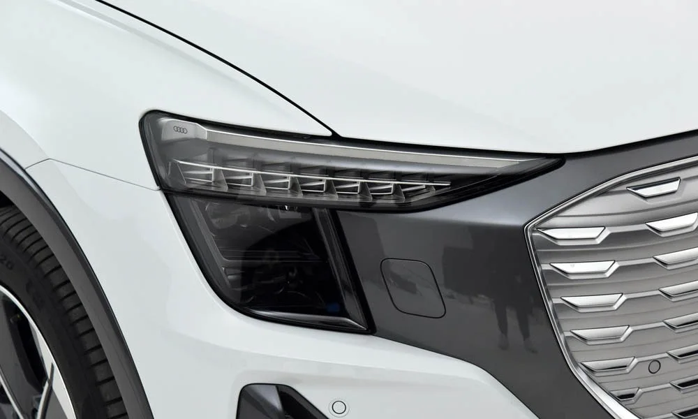 Фото Audi Q5 e-tron (2024) — передняя оптика. Линзы и секции ходовых огней крупным планом Audi Q5 e-tron (2024) — передняя оптика