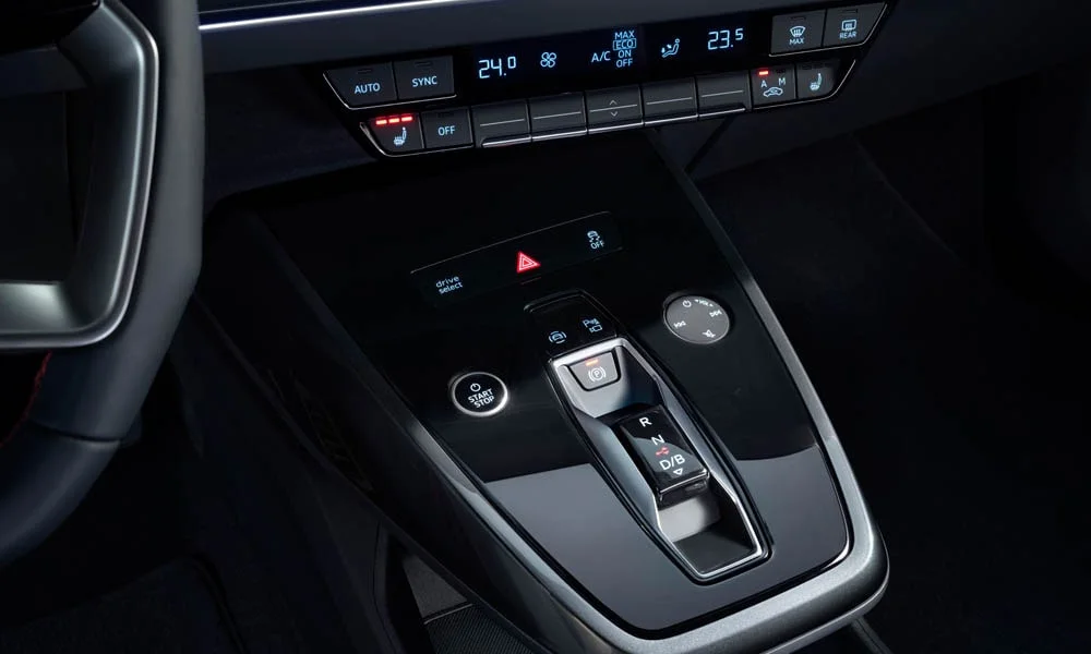 Фото Audi Q5 e-tron (2024) — интерьер. Общий план салона: архитектура панели, консоль и кресла. Светлая гамма зрительно расширяет салон, тёмная — практичнее в уходе Audi Q5 e-tron (2024) — интерьер