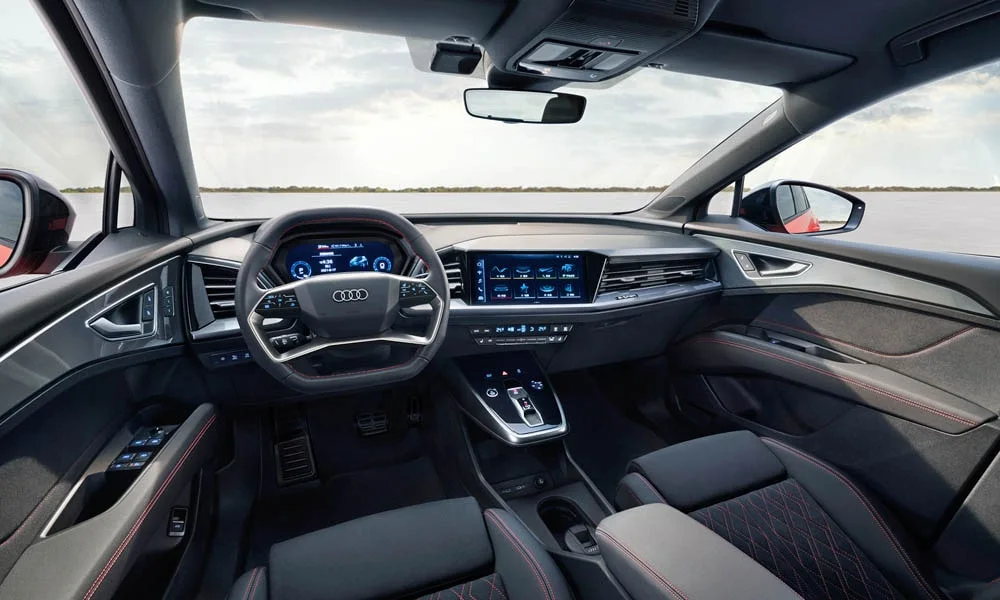 Фото Audi Q5 e-tron (2024) — интерьер, фото 2. Общий план салона: архитектура панели, консоль и кресла. Светлая гамма зрительно расширяет салон, тёмная — практичнее в уходе Audi Q5 e-tron (2024) — интерьер, фото 2