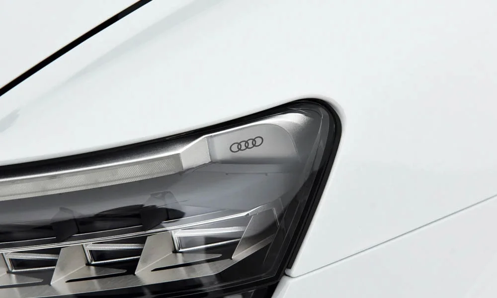 Фото Audi Q5 e-tron (2024) — интерьер, фото 5. Общий план салона: архитектура панели, консоль и кресла. Светлая гамма зрительно расширяет салон, тёмная — практичнее в уходе Audi Q5 e-tron (2024) — интерьер, фото 5