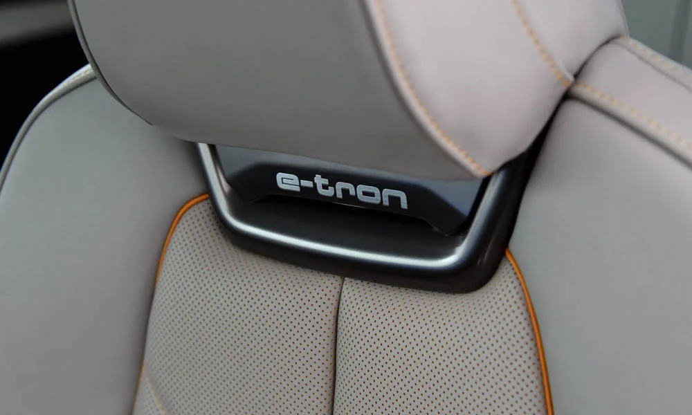 Фото Audi Q5 e-tron (2024) — интерьер, фото 7. Общий план салона: архитектура панели, консоль и кресла. Уровень отделки читается по стыкам панелей и мягким поверхностям в зонах касания Audi Q5 e-tron (2024) — интерьер, фото 7