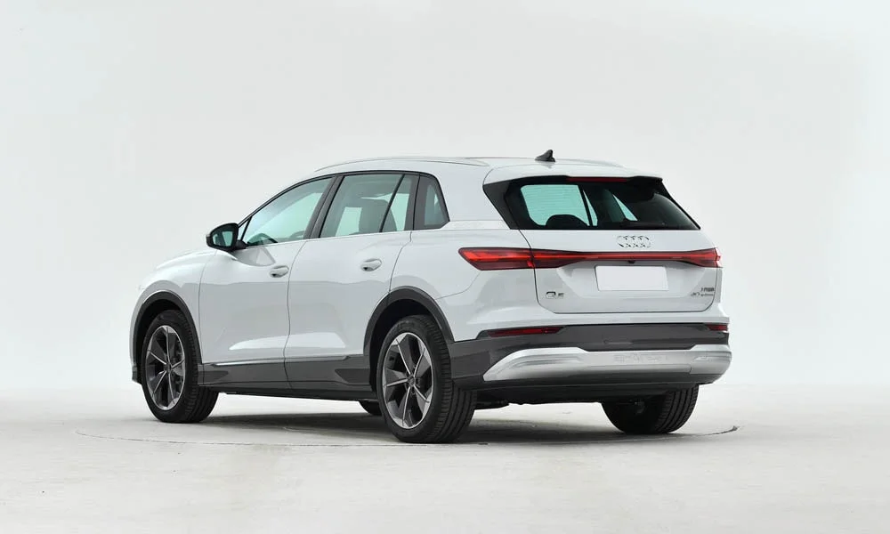 Фото Audi Q5 e-tron (2024) — вид сзади, фото 3. Корма в белом цвете: графика фонарей и пластика пятой двери. Насадки выхлопа или их имитация внизу бампера различают версии Audi Q5 e-tron (2024) — вид сзади, фото 3