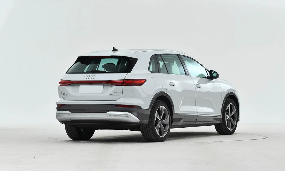 Фото Audi Q5 e-tron (2024) — вид сзади, фото 4. Графика фонарей, бампер и оформление пятой двери Audi Q5 e-tron (2024) — вид сзади, фото 4