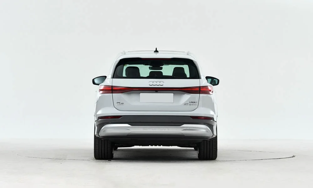 Фото Audi Q5 e-tron (2024) — вид сзади, фото 5. Серый кузов сзади — фонари и бампер определяют ночной образ модели Audi Q5 e-tron (2024) — вид сзади, фото 5
