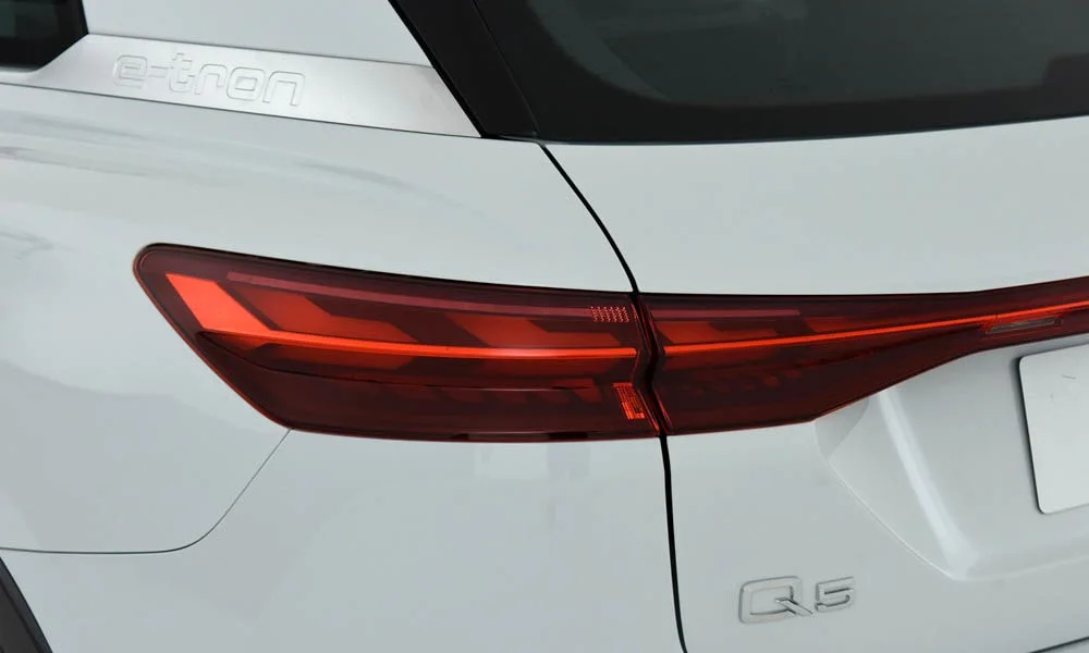 Фото Audi Q5 e-tron (2024) — задние фонари. Рассеиватель фонаря вблизи: компоновка секций габарита, стопа и поворотника Audi Q5 e-tron (2024) — задние фонари