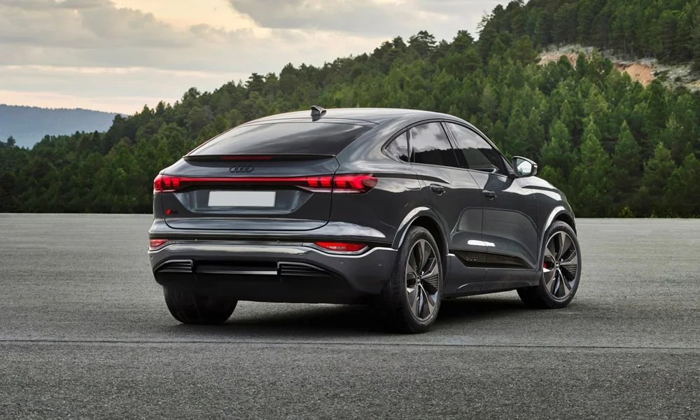Audi Q6 Sportback e-tron (2024) — вид сзади, фото 2