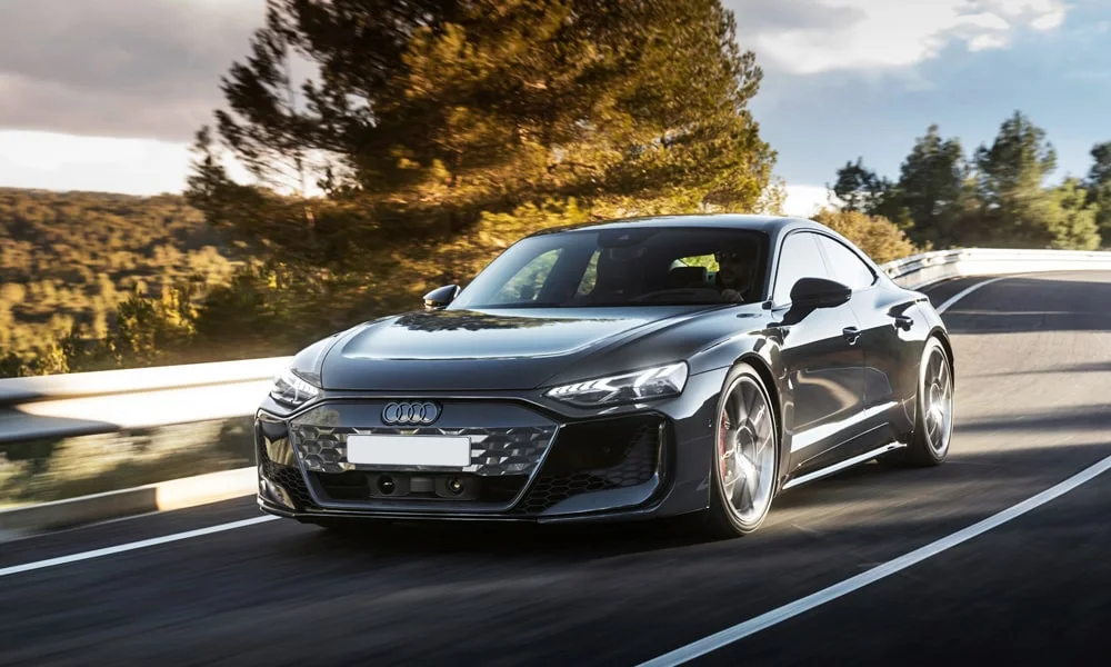 Audi RS e-tron GT (2024) — вид спереди, фото 3