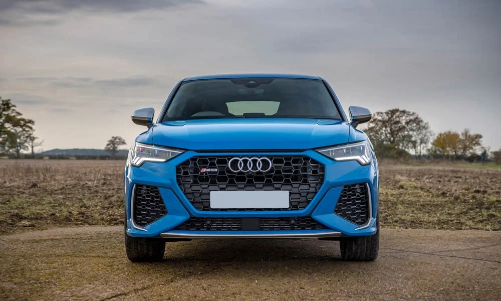 Фото Audi RS Q3 Sportback (2024) — вид спереди, фото 3. Анфас: пропорции капота, посадка кузова и графика ходовых огней. Рисунок ходовых огней — подпись модели, по нему её узнают в потоке Audi RS Q3 Sportback (2024) — вид спереди, фото 3