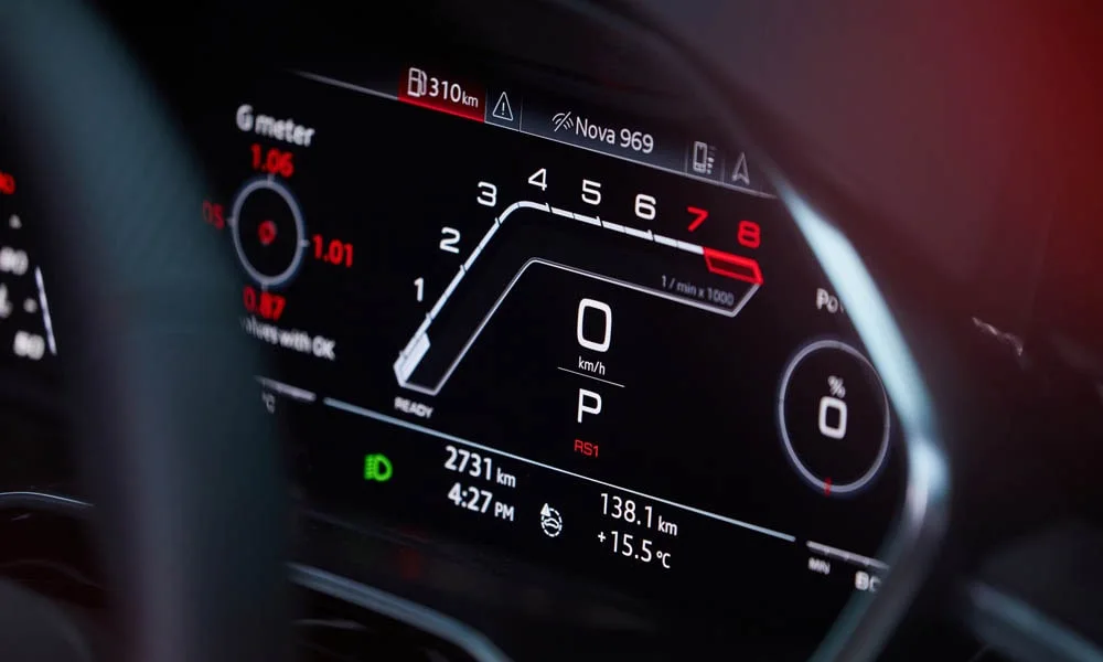 Фото Audi RS Q3 Sportback (2024) — приборная панель, фото 2. Скорость, запас хода и подсказки ассистентов перед глазами. Запас хода и расход выводятся крупно — главные цифры ежедневных поездок Audi RS Q3 Sportback (2024) — приборная панель, фото 2
