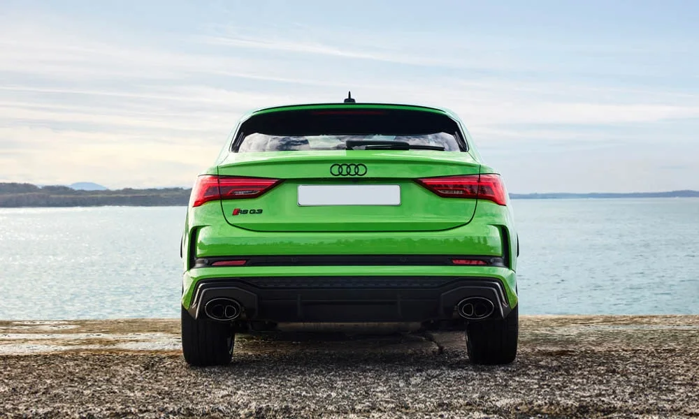 Фото Audi RS Q3 Sportback (2024) — вид сзади, фото 5. Линия крыши, стойки и задняя дверь в зелёном исполнении. Светодиодная полоса или раздельные секции — задняя оптика стала главным украшением кормы Audi RS Q3 Sportback (2024) — вид сзади, фото 5