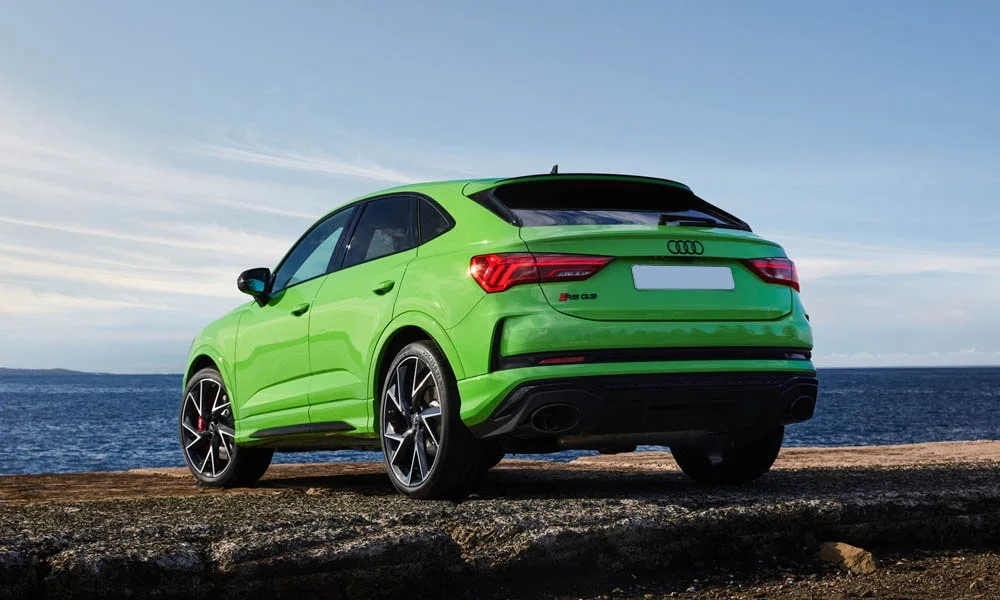 Фото Audi RS Q3 Sportback (2024) — вид сзади, фото 6. Зелёный кузов сзади — фонари и бампер определяют ночной образ модели. Насадки выхлопа или их имитация внизу бампера различают версии Audi RS Q3 Sportback (2024) — вид сзади, фото 6