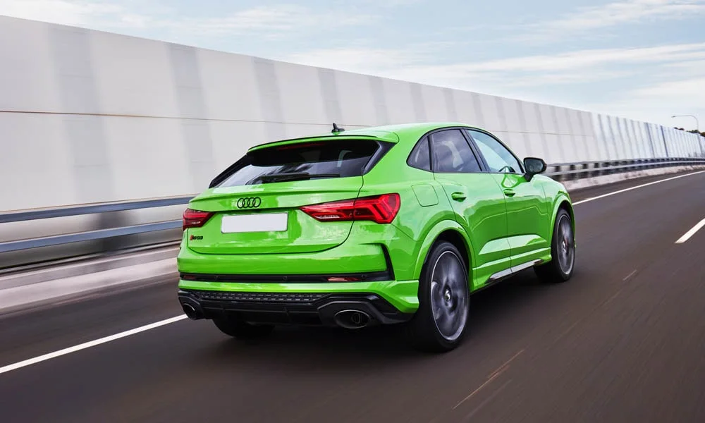 Фото Audi RS Q3 Sportback (2024) — вид сзади, фото 8. Корма в зелёном цвете: графика фонарей и пластика пятой двери Audi RS Q3 Sportback (2024) — вид сзади, фото 8