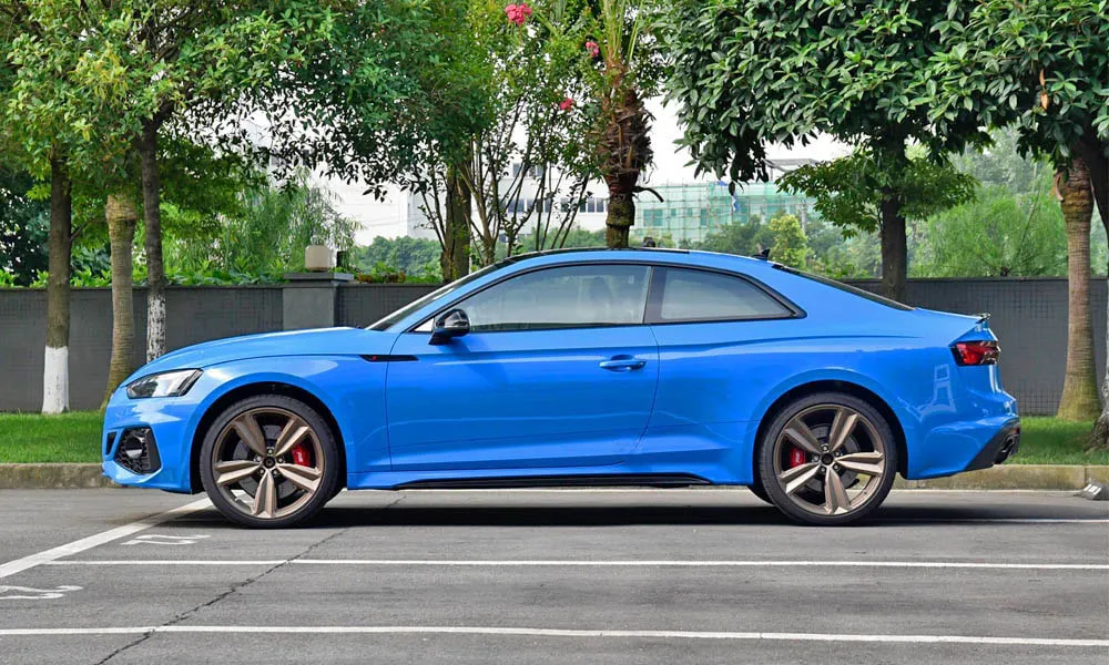 Audi RS5 — вид сбоку