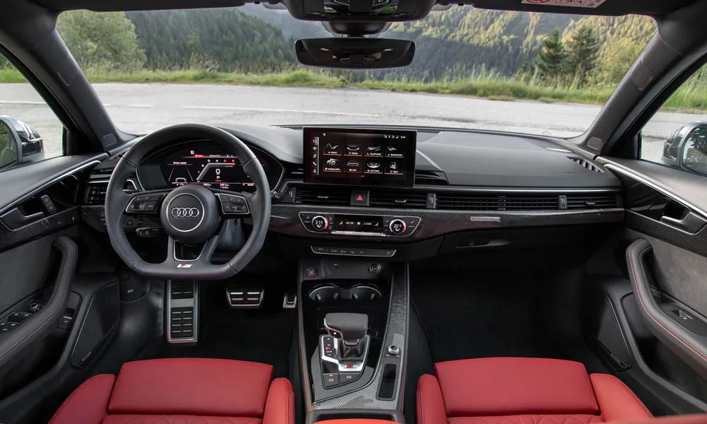 Фото Audi S4 — передняя панель, фото 3. Компоновка экранов, дефлекторов и консоли. Минимум физических кнопок — ставка на экранное управление Audi S4 — передняя панель, фото 3