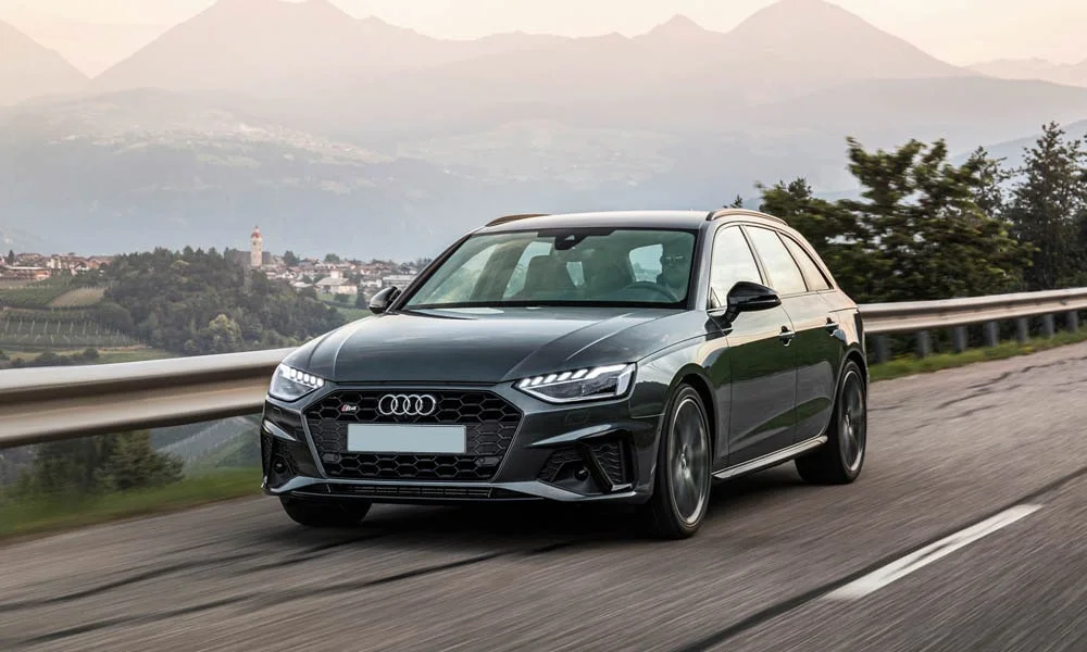 Фото Audi S4 — вид спереди, фото 15. Чёрный кузов, строгая симметрия оптики — базовый ракурс знакомства с дизайном. Дневные ходовые огни включаются автоматически с запуском Audi S4 — вид спереди, фото 15