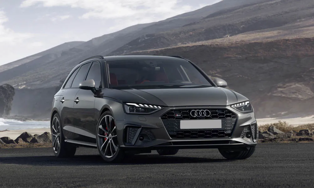 Фото Audi S4 — вид спереди, фото 18. Серый кузов, строгая симметрия оптики — базовый ракурс знакомства с дизайном. Дневные ходовые огни включаются автоматически с запуском Audi S4 — вид спереди, фото 18