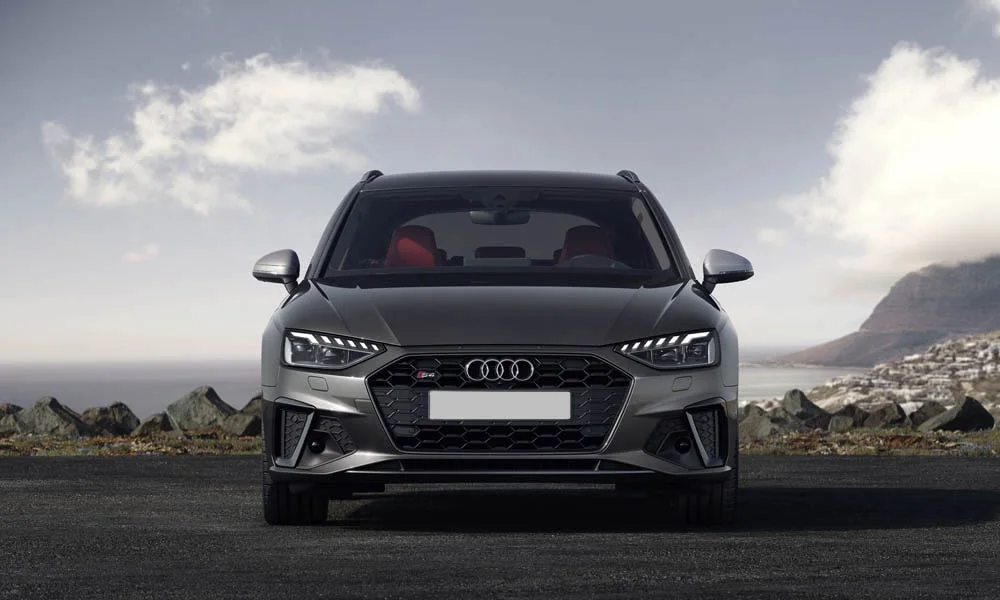 Фото Audi S4 — вид спереди, фото 20. Анфас: пропорции капота, посадка кузова и графика ходовых огней. Рисунок ходовых огней — подпись модели, по нему её узнают в потоке Audi S4 — вид спереди, фото 20