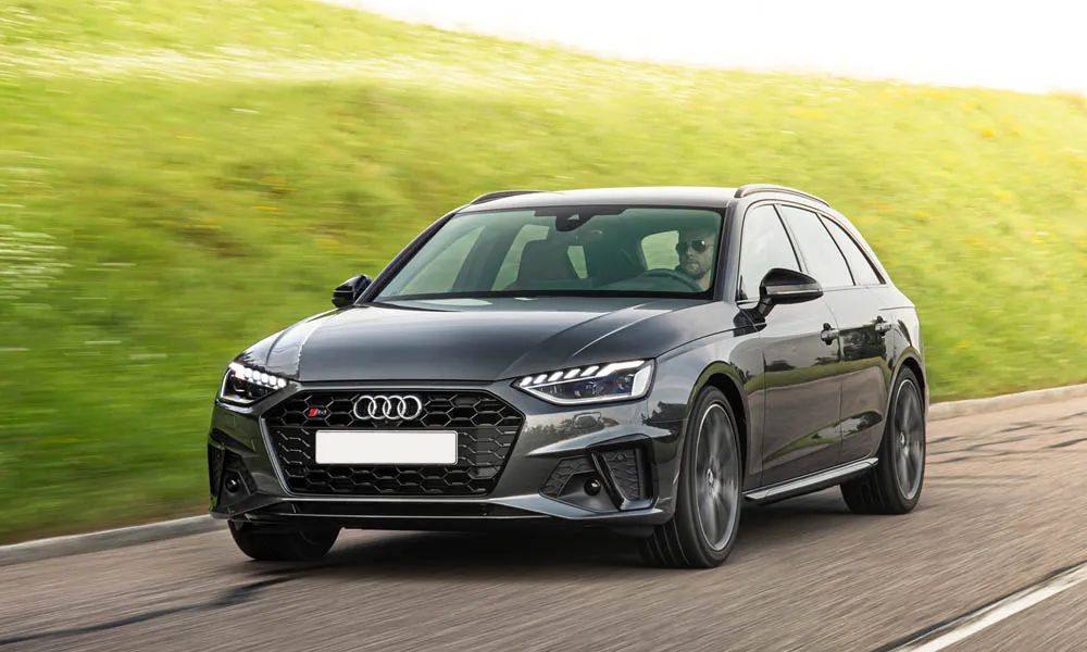 Фото Audi S4 — вид спереди, фото 22. Анфас: пропорции капота, посадка кузова и графика ходовых огней Audi S4 — вид спереди, фото 22