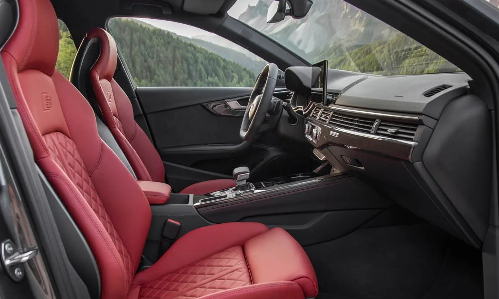 Фото Audi S4 — интерьер, фото 3. Интерьер с красно-чёрной отделкой — видно сочетание материалов панели и кресел. Светлая гамма зрительно расширяет салон, тёмная — практичнее в уходе Audi S4 — интерьер, фото 3
