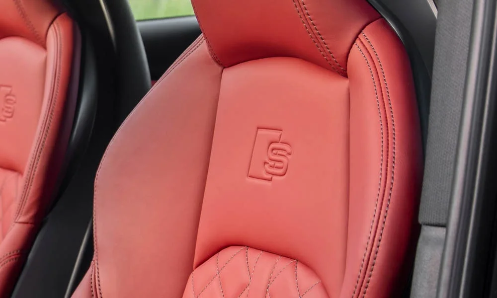 Фото Audi S4 — интерьер, фото 4. Общий план салона: архитектура панели, консоль и кресла. Уровень отделки читается по стыкам панелей и мягким поверхностям в зонах касания Audi S4 — интерьер, фото 4