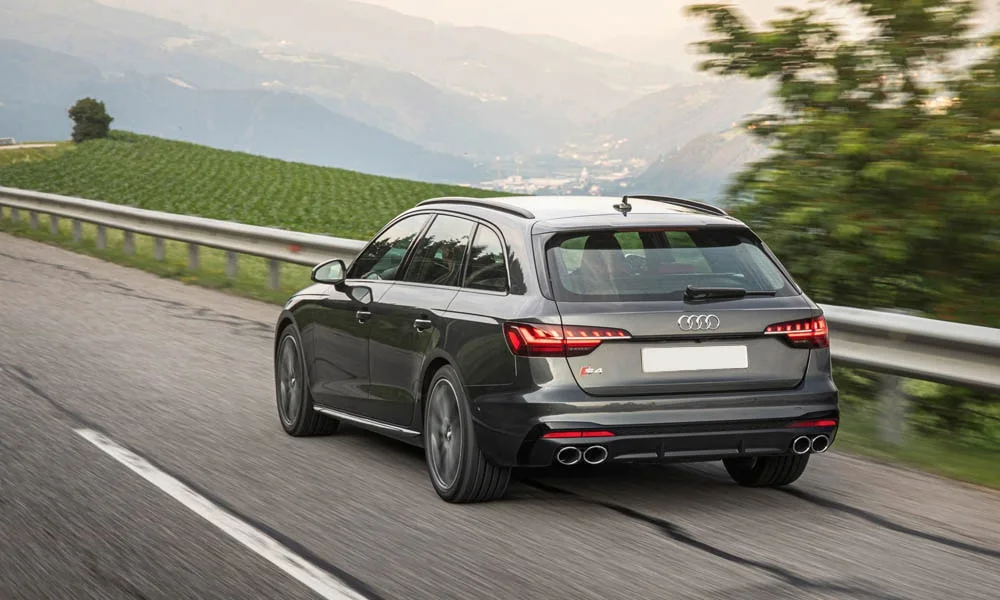 Фото Audi S4 — вид сзади, фото 13. Графика фонарей, бампер и оформление пятой двери. Насадки выхлопа или их имитация внизу бампера различают версии Audi S4 — вид сзади, фото 13