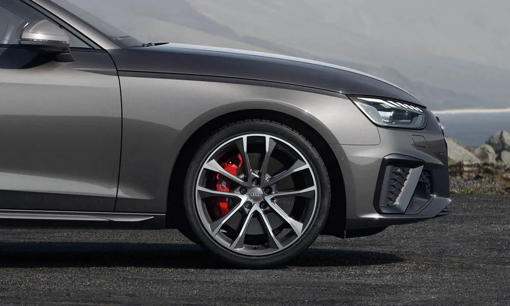 Фото Audi S4 — вид сбоку, фото 3. Профиль кузова: колёсная база, свесы и линия остекления. Длинная база — простор второго ряда; короткие свесы упрощают парковку Audi S4 — вид сбоку, фото 3
