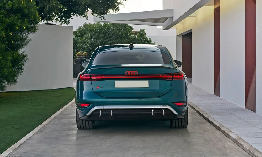 Audi S6 Sportback e-tron (2024) — вид сзади, фото 3