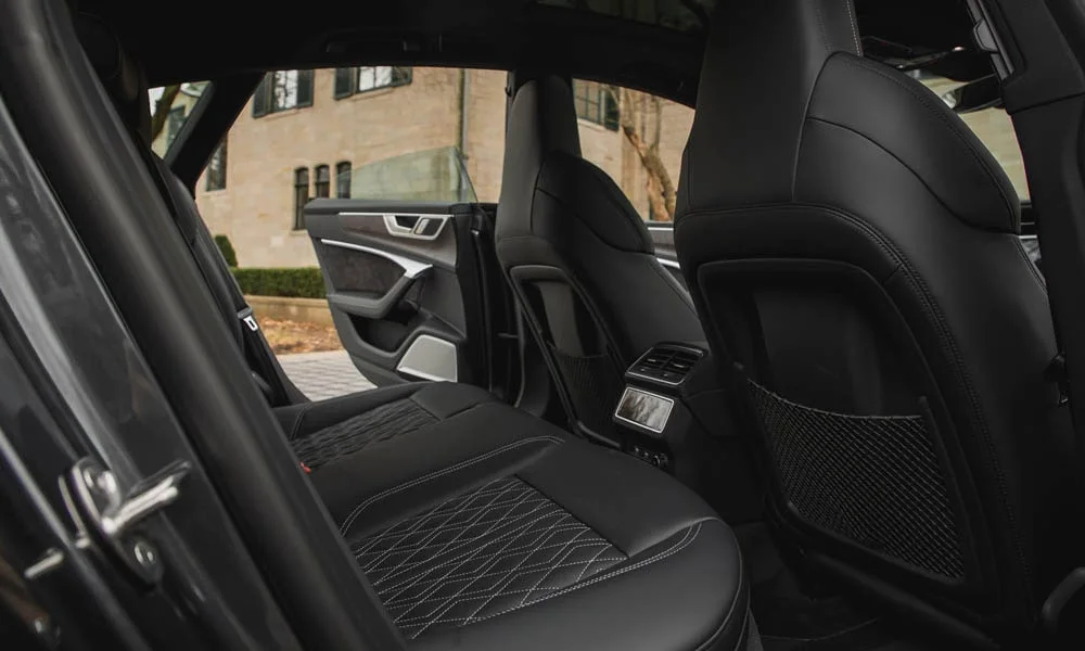 Фото Audi S7 Sportback — дверная карта. Внутренняя панель двери: сочетание материалов и компоновка управления в тёмной гамме. Решётка динамика в двери — часть штатной акустики Audi S7 Sportback — дверная карта