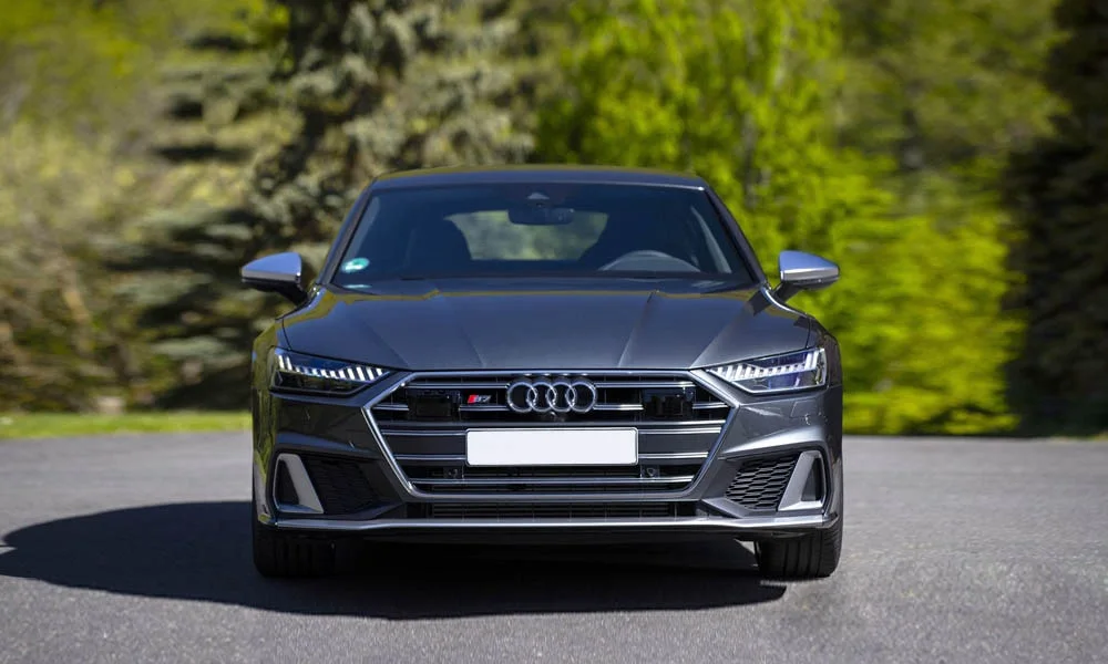 Фото Audi S7 Sportback — вид спереди, фото 6. Передок в сером исполнении — крупная светотехника и выразительный бампер. Дневные ходовые огни включаются автоматически с запуском Audi S7 Sportback — вид спереди, фото 6