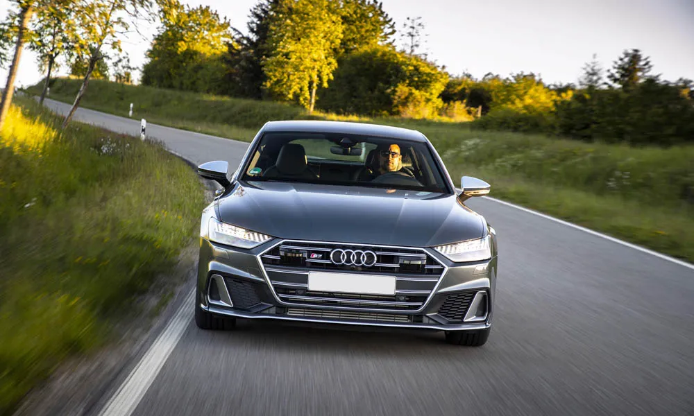 Фото Audi S7 Sportback — вид спереди, фото 8. Серый кузов, строгая симметрия оптики — базовый ракурс знакомства с дизайном Audi S7 Sportback — вид спереди, фото 8