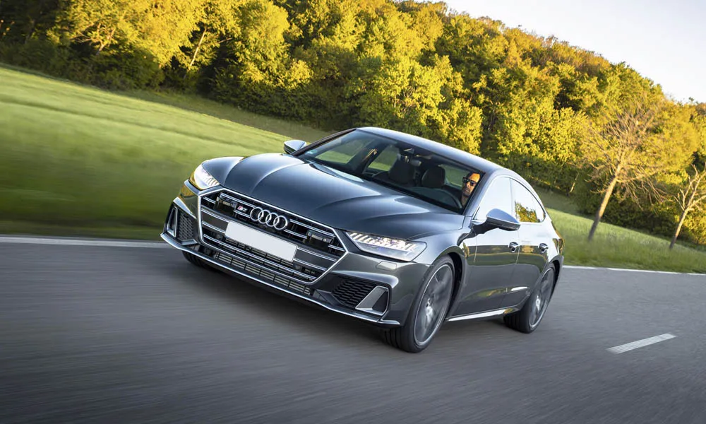 Фото Audi S7 Sportback — вид спереди, фото 9. Анфас: пропорции капота, посадка кузова и графика ходовых огней. Дневные ходовые огни включаются автоматически с запуском Audi S7 Sportback — вид спереди, фото 9