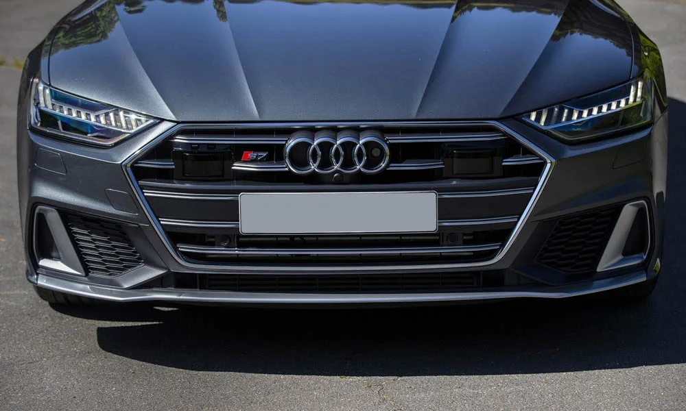 Фото Audi S7 Sportback — вид спереди, фото 10. Передок в сером исполнении — крупная светотехника и выразительный бампер Audi S7 Sportback — вид спереди, фото 10