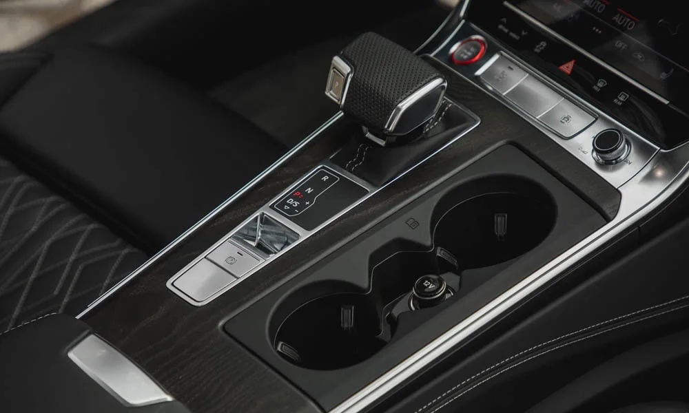 Фото Audi S7 Sportback — селектор коробки передач. Селектор трансмиссии на центральной консоли Audi S7 Sportback — селектор коробки передач