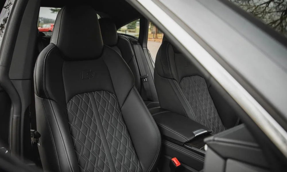 Фото Audi S7 Sportback — интерьер. Общий план салона: архитектура панели, консоль и кресла. Уровень отделки читается по стыкам панелей и мягким поверхностям в зонах касания Audi S7 Sportback — интерьер