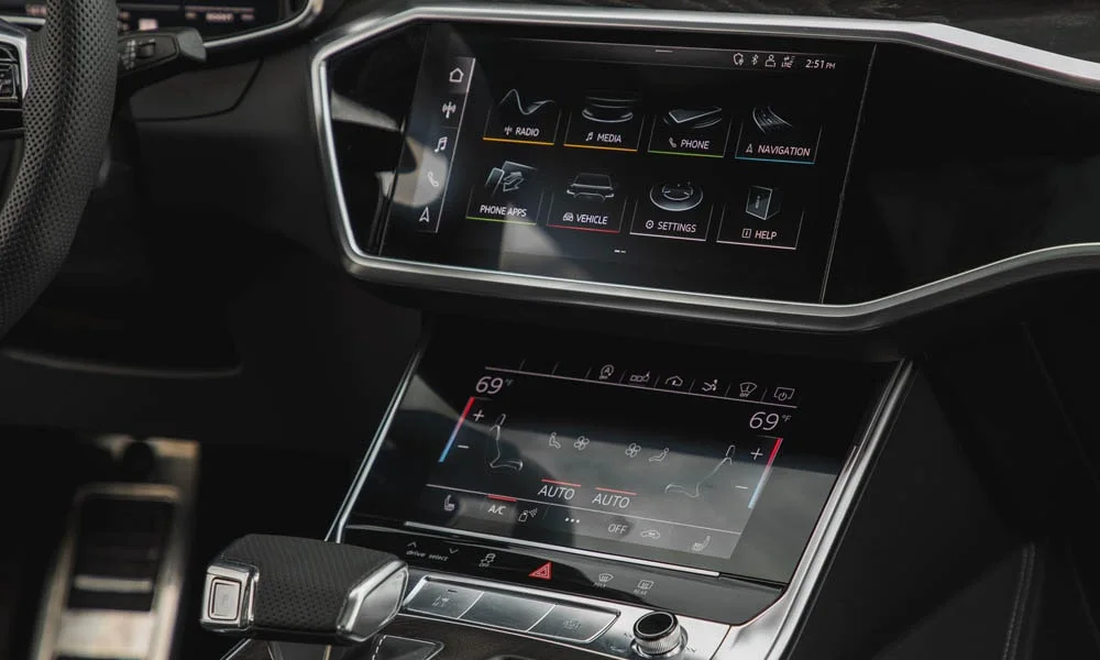 Фото Audi S7 Sportback — экран мультимедиа. Интерфейс медиасистемы крупным планом. Климат и обогревы часто управляются с этого экрана — привыкание занимает пару дней Audi S7 Sportback — экран мультимедиа