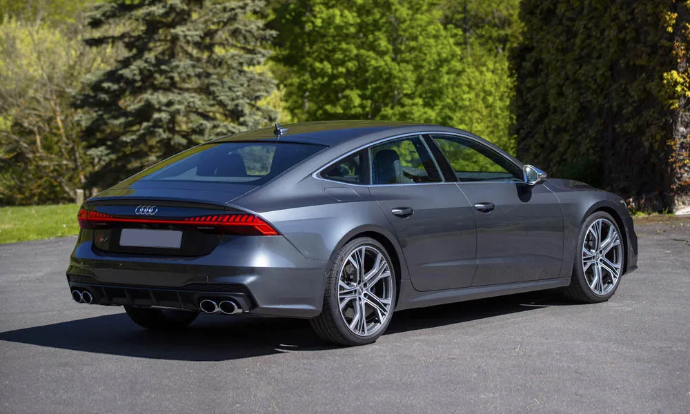 Фото Audi S7 Sportback — вид сзади, фото 4. Графика фонарей, бампер и оформление пятой двери Audi S7 Sportback — вид сзади, фото 4