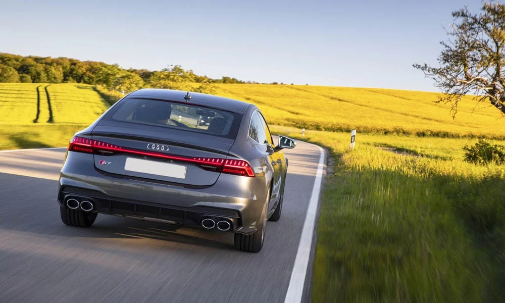 Фото Audi S7 Sportback — вид сзади, фото 5. Серый кузов сзади — фонари и бампер определяют ночной образ модели. Светодиодная полоса или раздельные секции — задняя оптика стала главным украшением кормы Audi S7 Sportback — вид сзади, фото 5