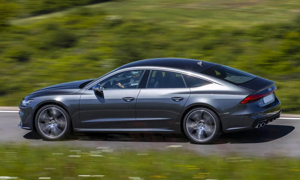 Фото Audi S7 Sportback — вид сзади, фото 6. Серый кузов сзади — фонари и бампер определяют ночной образ модели Audi S7 Sportback — вид сзади, фото 6