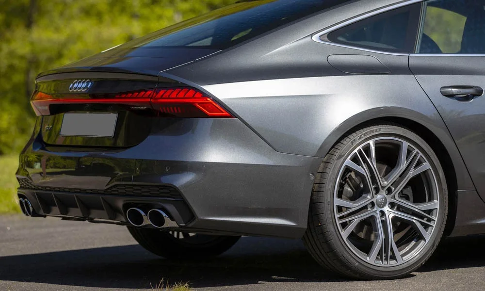 Фото Audi S7 Sportback — вид сзади, фото 7. Линия крыши, стойки и задняя дверь в сером исполнении Audi S7 Sportback — вид сзади, фото 7