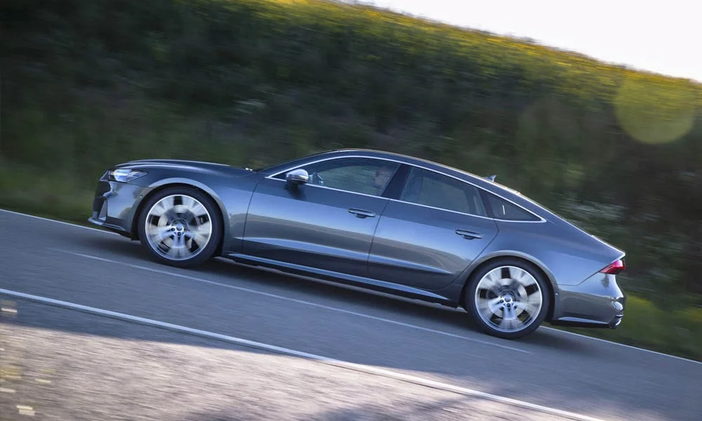 Фото Audi S7 Sportback — вид сбоку, фото 2. Профиль в сером цвете: соотношение колёсной базы и свесов Audi S7 Sportback — вид сбоку, фото 2