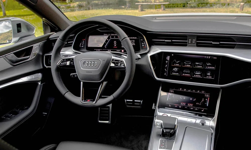 Фото Audi S7 Sportback — руль. Обшивка обода и компоновка спиц крупным планом Audi S7 Sportback — руль
