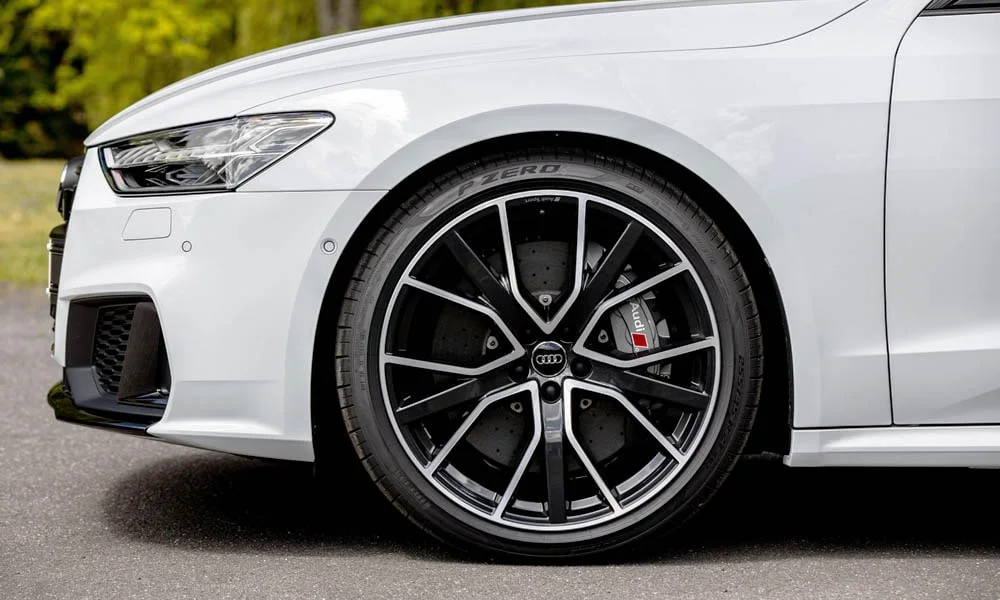 Фото Audi S7 Sportback — колесо и диск. Пятилучевой диск — классика, лёгкая в мойке и визуально стройная. Индекс скорости и нагрузки читается на боковине шины Audi S7 Sportback — колесо и диск