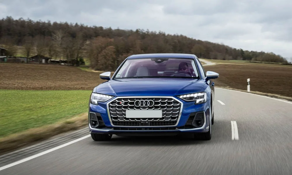 Фото Audi S8 (2024) — вид спереди, фото 8. Оптика, решётка и бампер — первое впечатление о модели. Дневные ходовые огни включаются автоматически с запуском Audi S8 (2024) — вид спереди, фото 8