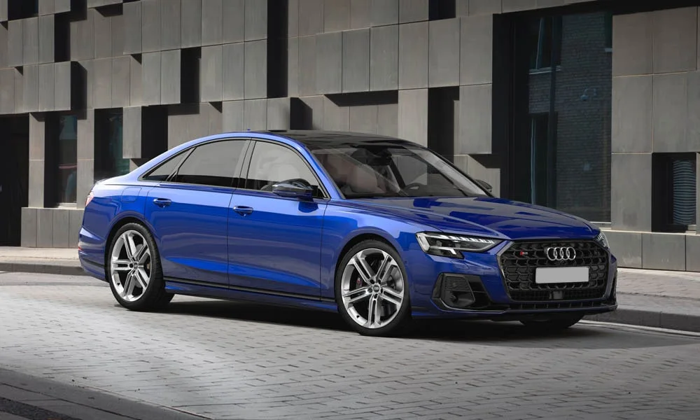 Фото Audi S8 (2024) — вид спереди, фото 9. Синий кузов, строгая симметрия оптики — базовый ракурс знакомства с дизайном Audi S8 (2024) — вид спереди, фото 9